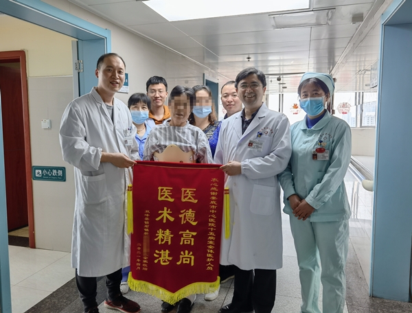 腰痛30年，老人腰椎侧弯下肢麻痛大便失禁