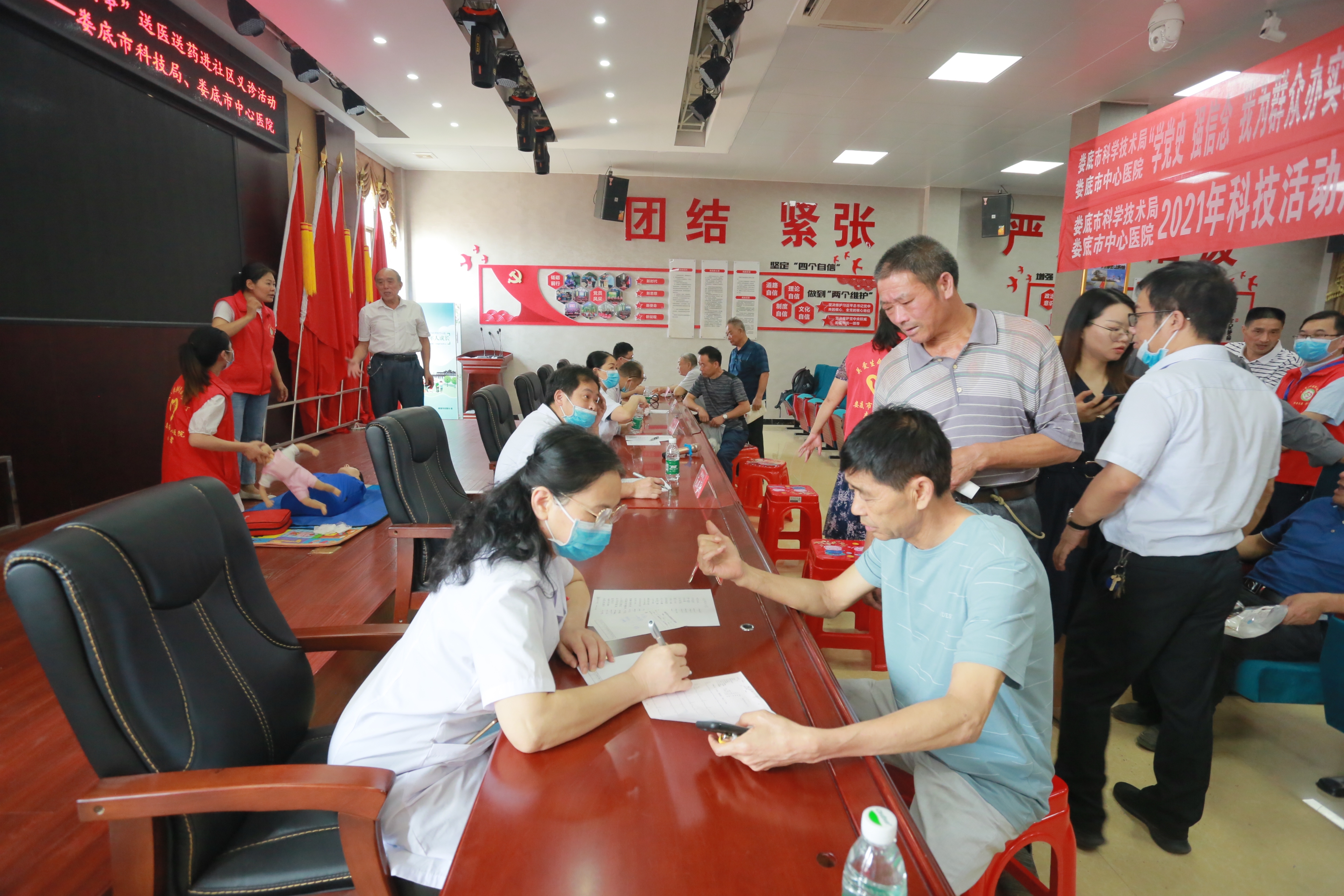 市科技局、我院联合开展“我为群众办实事”送医送药进社区义诊活动