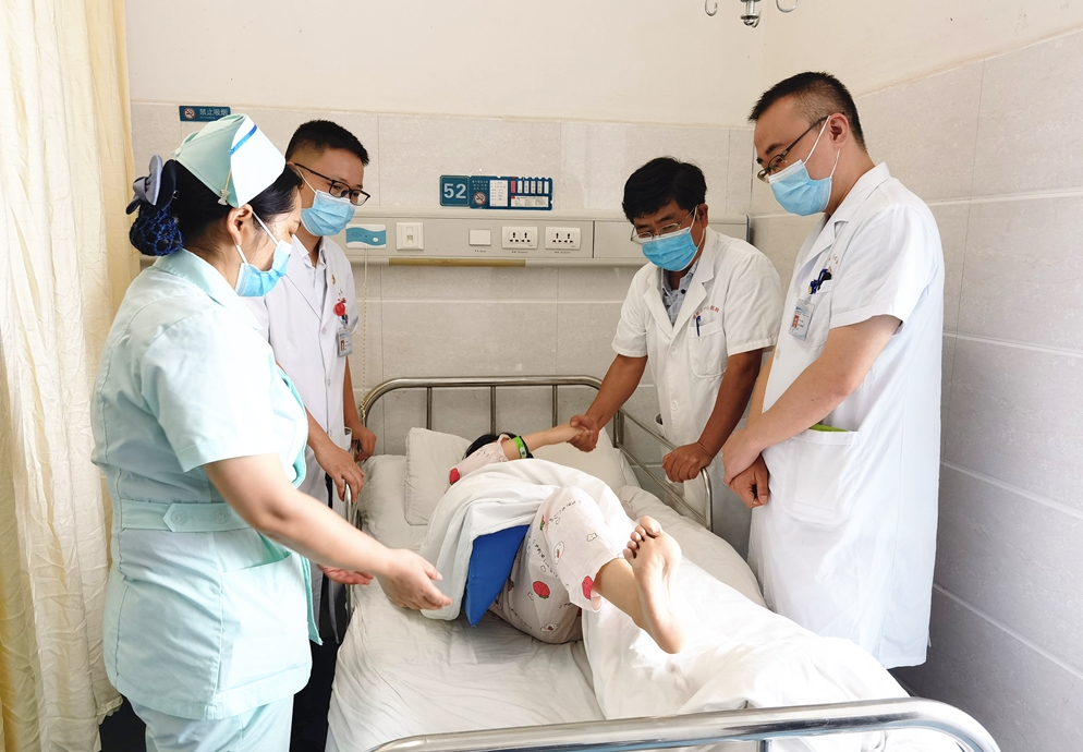 十天经历大喜大悲：娄底产妇产后半身不遂专家紧急取栓妙手医治