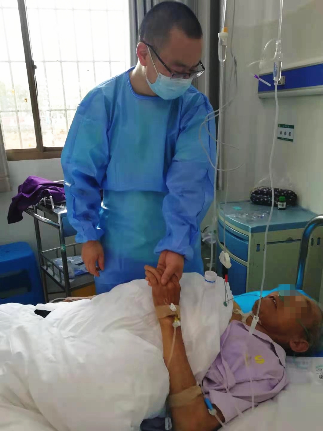 生死一线！娄底急诊医生床旁“徒手”安装临时心脏起搏器救回心脏骤停老人