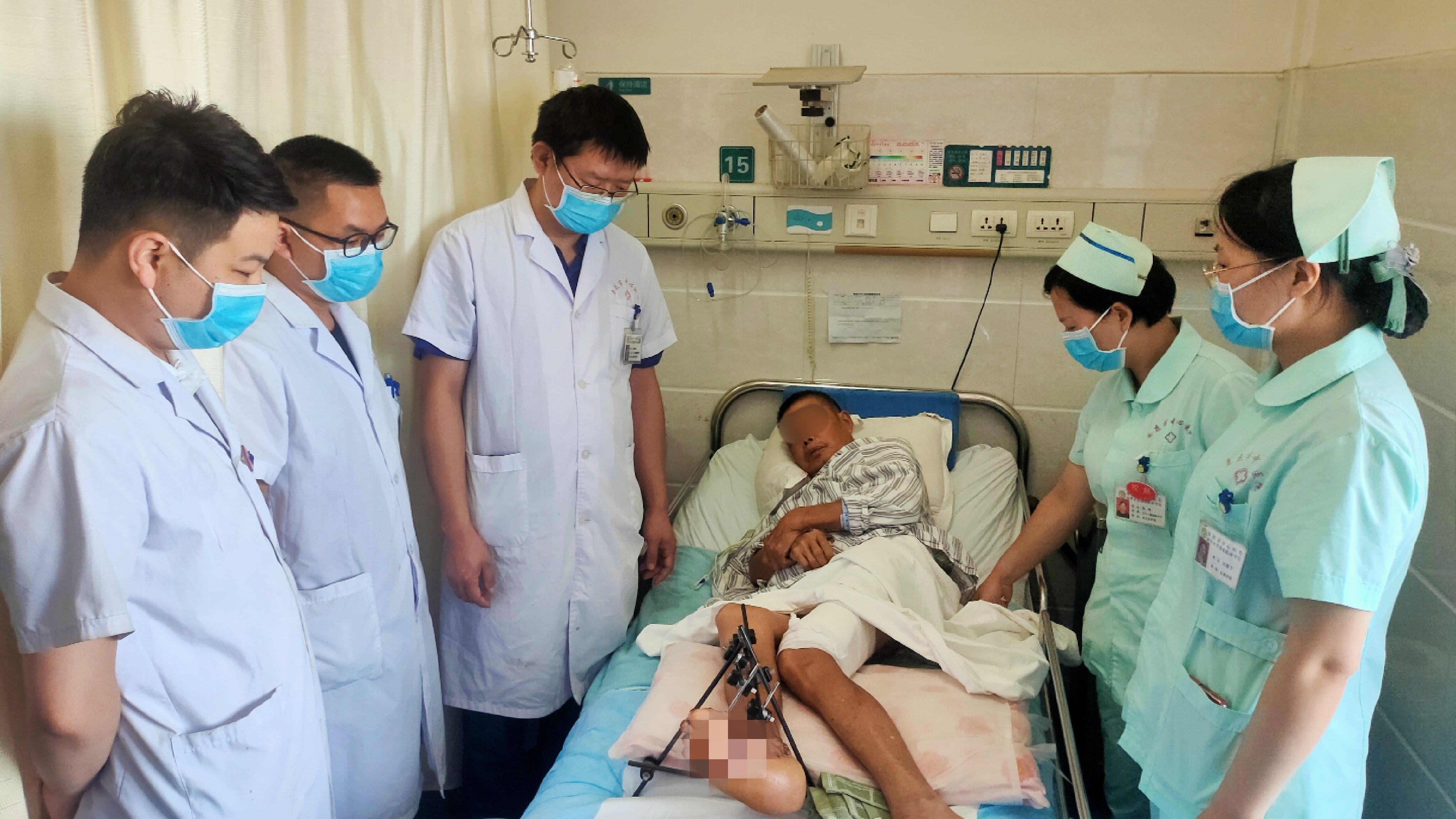大爷车祸致右脚“剥皮”险截肢，医生巧取腿部皮瓣成功保脚