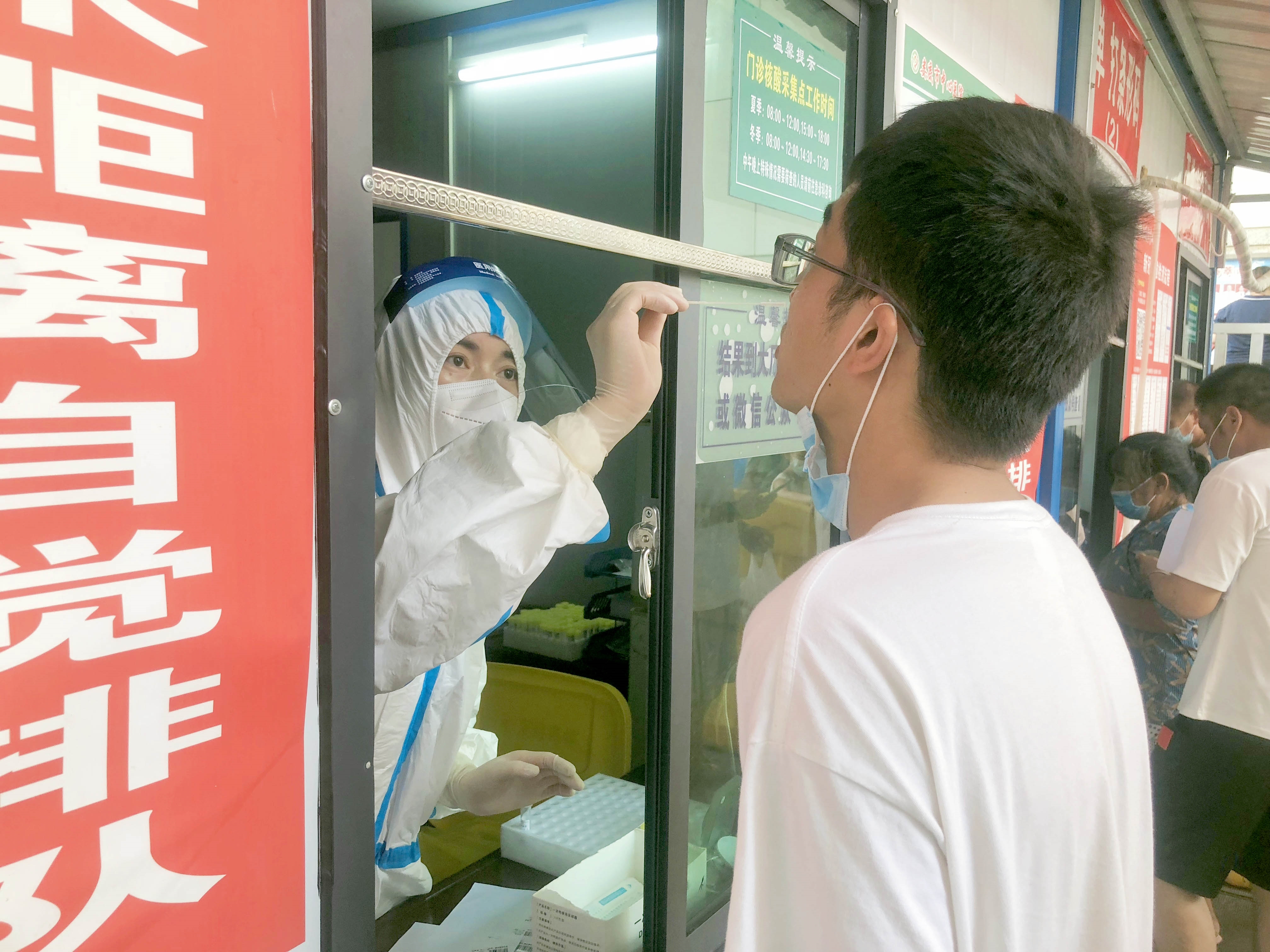 昼夜不停！我院安全高效开展核酸检测工作