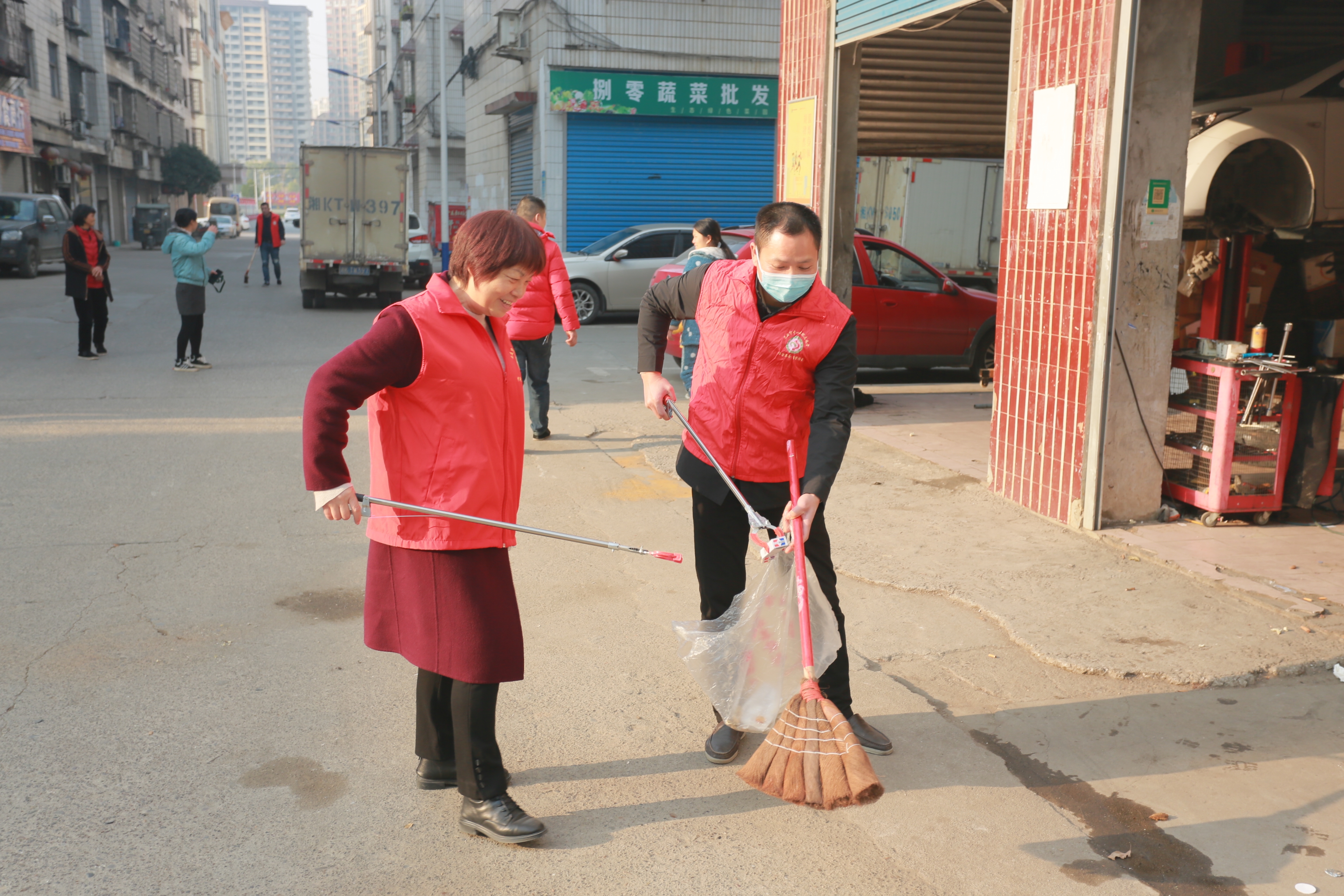 我院组织志愿者前往清潭社区卫生开展清扫活动