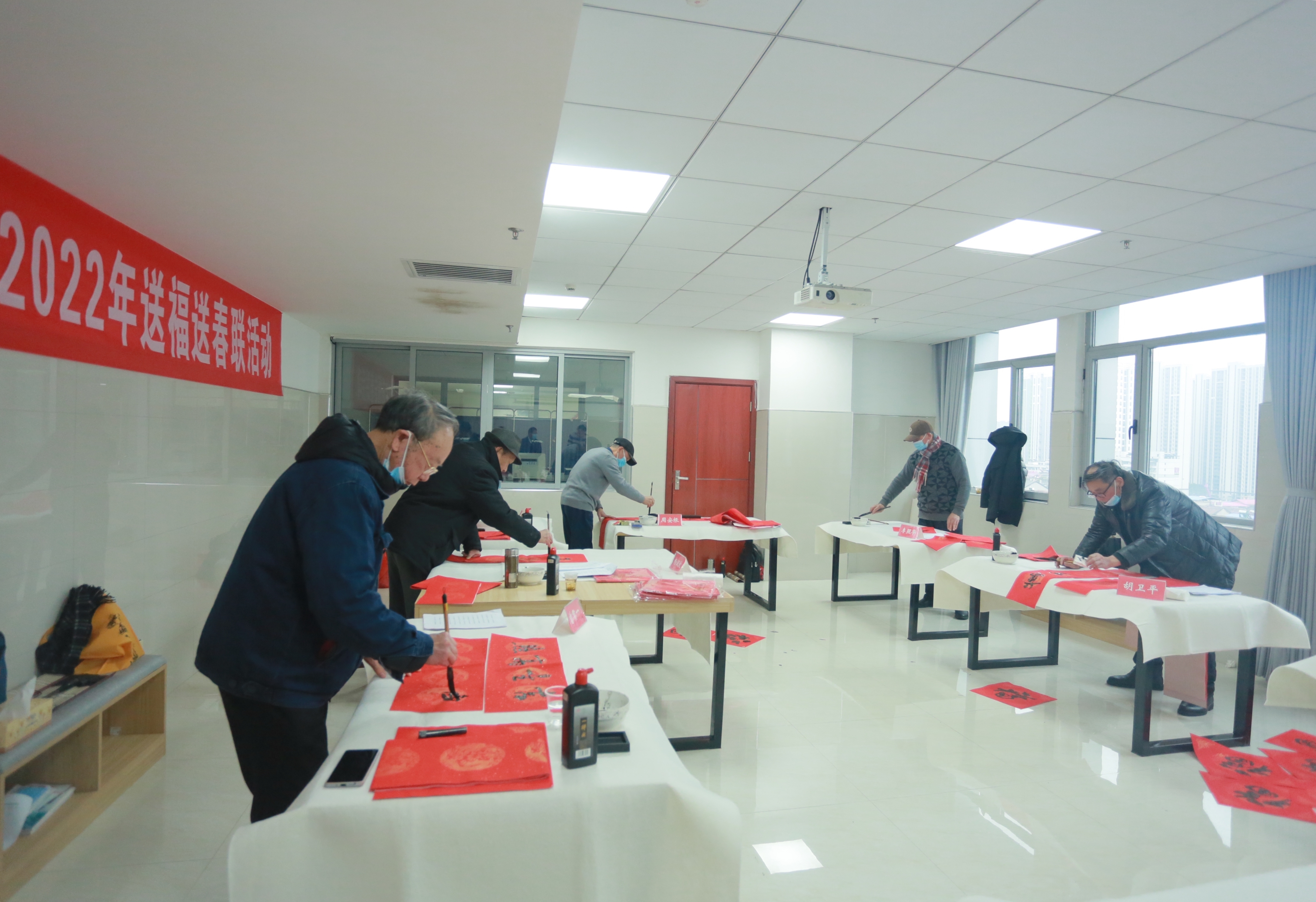 我院与娄底书法研究会联合开展送福送春联活动