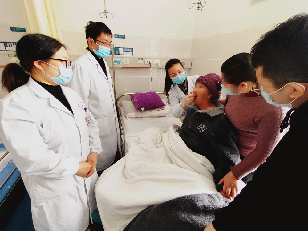 老人突发脑溢血引发吞咽障碍医生合力救治助其康复