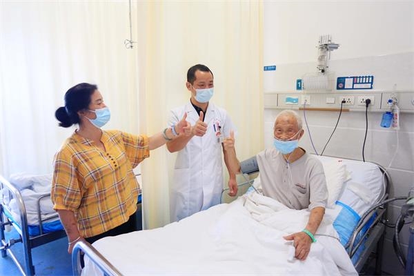 鲐背老人突发大呕血内镜专家妙手除病患