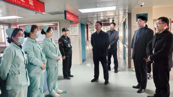 致敬坚守 情暖“医”线——大年初一我院领导慰问一线医务人员