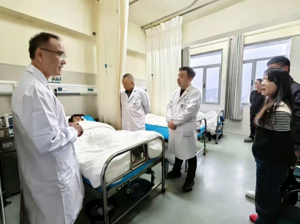 【国家区域医疗中心建设】脊柱“折叠”，唯一肾脏又长满结石！我院创新术式破解难题