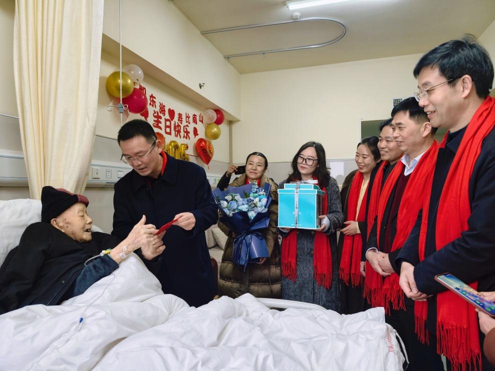 春风万里暖“医”线，瑞马奔腾敬英雄