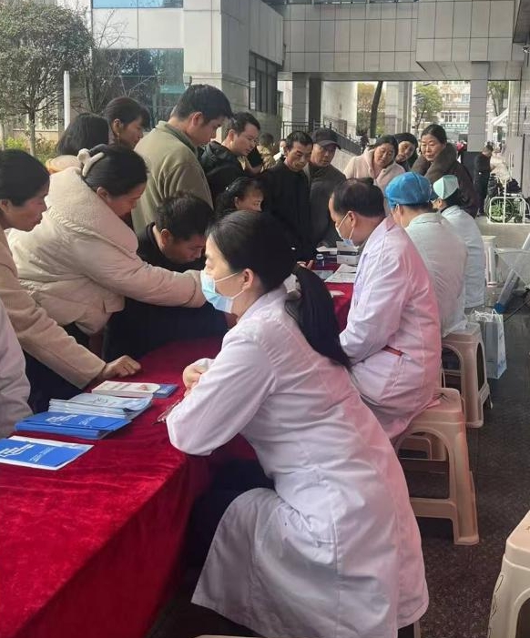爱肝护肝正当时义诊服务暖人心